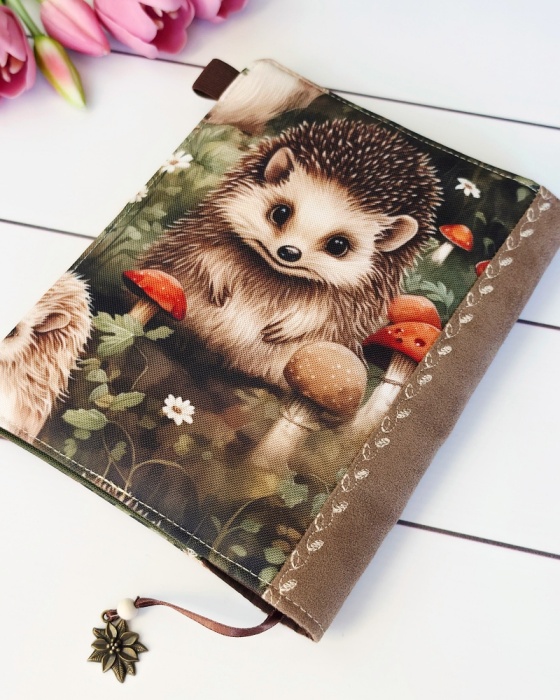 otulacz na książki z uroczym jeżykiem widok tyłu etui