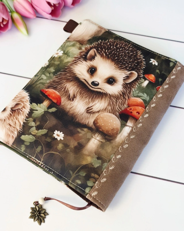 otulacz na książki z uroczym jeżykiem widok tyłu etui