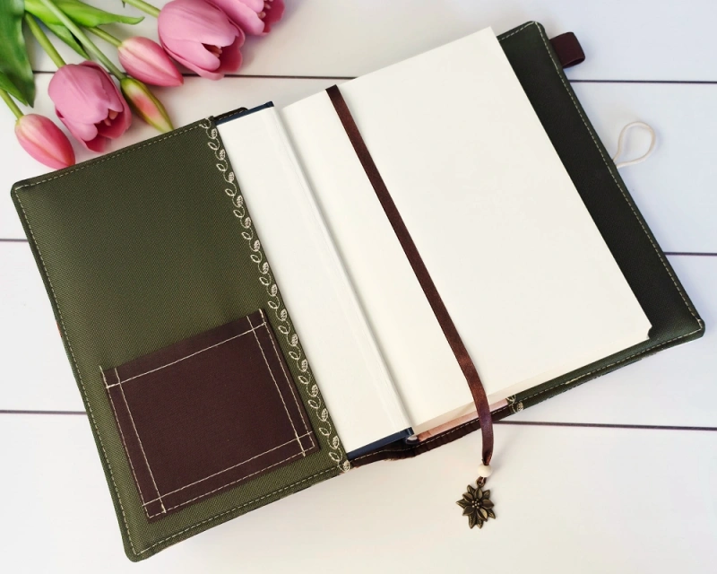 okładka na książki i planer widok wnętrza etui, haftowane boki