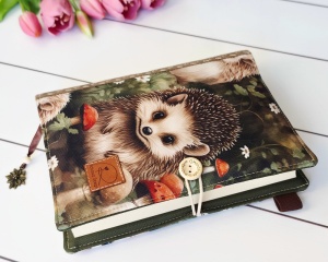 pokrowiec na książki z motywem jeża, zamykane na guzik i gumkę