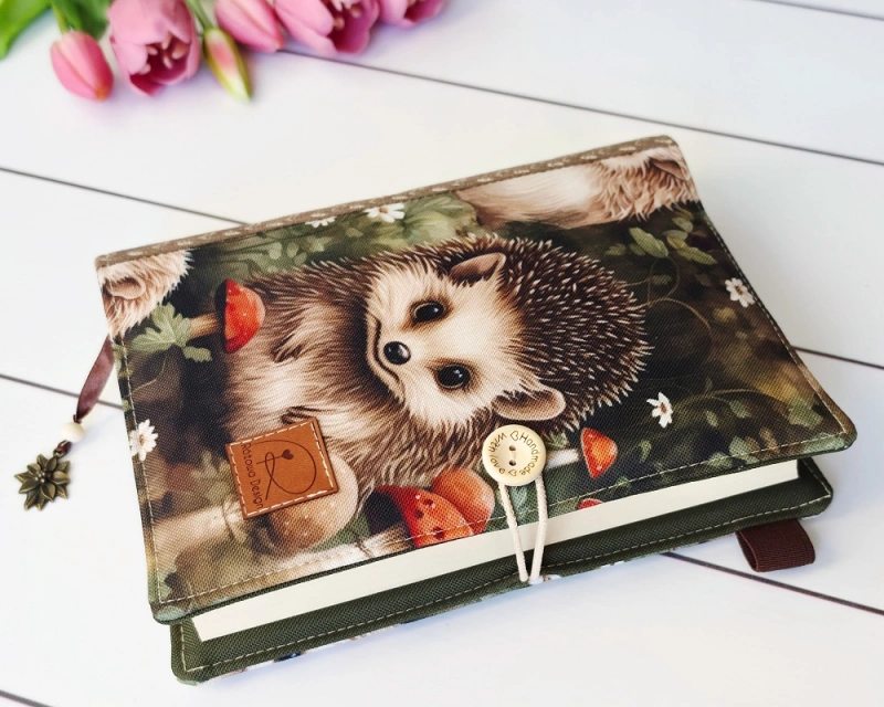 pokrowiec na książki z motywem jeża, zamykane na guzik i gumkę