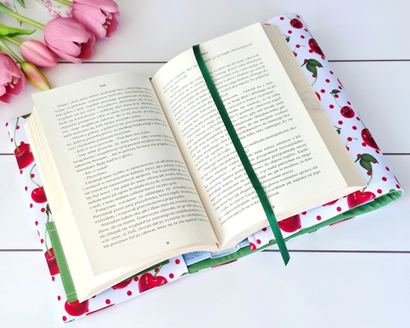 materiałowe etui na książkę czereśnie widok wnętrza etui