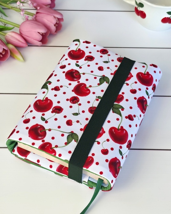 otulacz na książki we wzorze jak dwie czereśnie idealne dla miłośniczki tych owoców