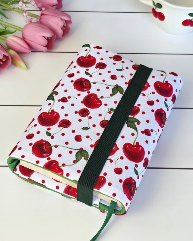 otulacz na książki we wzorze jak dwie czereśnie idealne dla miłośniczki tych owoców