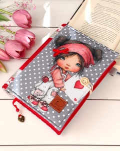 wyjątkowy otulacz na książki dla romantycznej duszy z motywem uroczej dziewczynki