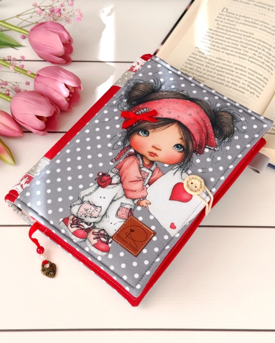 wyjątkowy otulacz na książki dla romantycznej duszy z motywem uroczej dziewczynki
