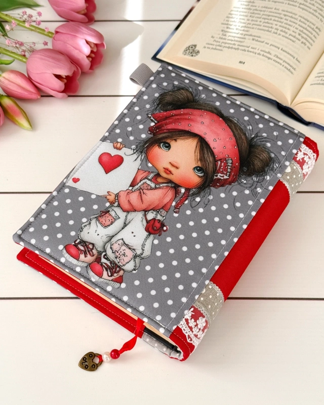 otulacz na książki dla miłośniczki książek, zamykany na guzik, widok tyłu etui