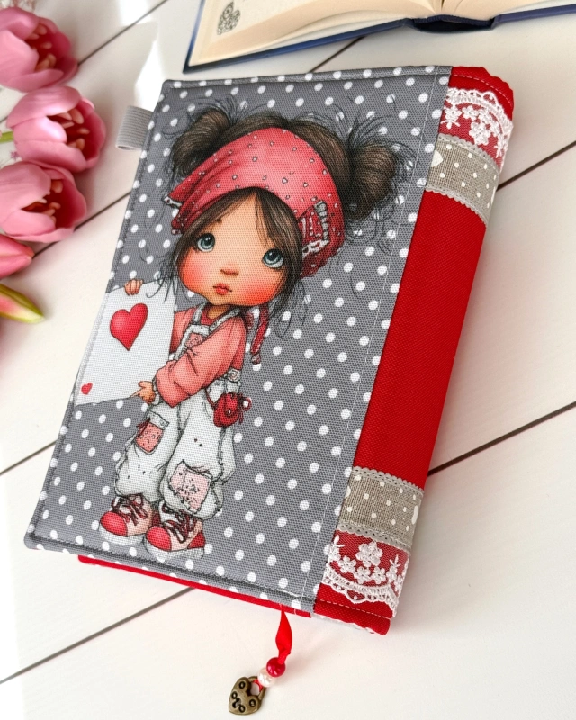 otulacz na książki dla miłośniczki książek, zamykany na guzik, widok boku etui