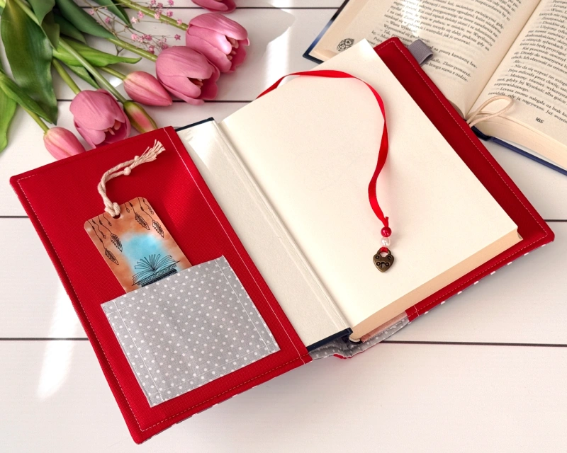 etui na książki z wszytą kieszonką na zakładki i znaczniki, widok wnętrza etui