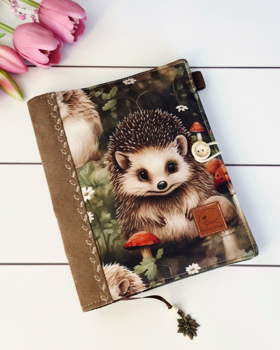 okładka na książki wzór uroczy jeżyk idealna na prezent dla miłośnika natury