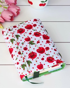 etui na książkę handmade wzór jak dwie czereśnie, widok przodu etui