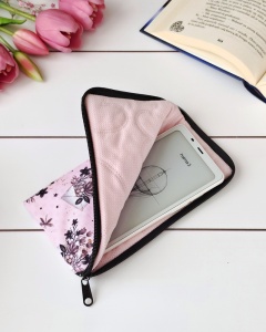 wodoodporne etui na czytnik ebooków lub telefon we wzorze listów z bukietami kwiatów