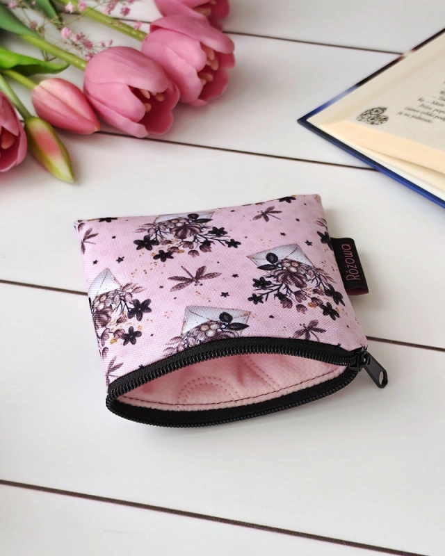 mini etui do torebki lub plecaka na akcesoria do telefonu, wzór koperty i bukiety kwiatów