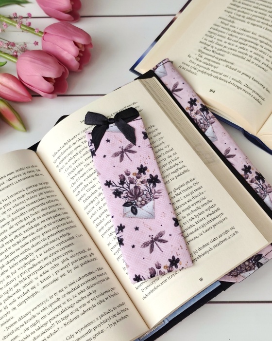 zakładka do książki handmade we wzorze sekretny list z kokardką z tasiemki satynowej
