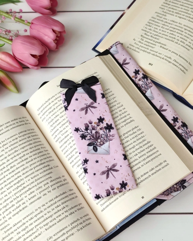 zakładka do książki handmade we wzorze sekretny list z kokardką z tasiemki satynowej