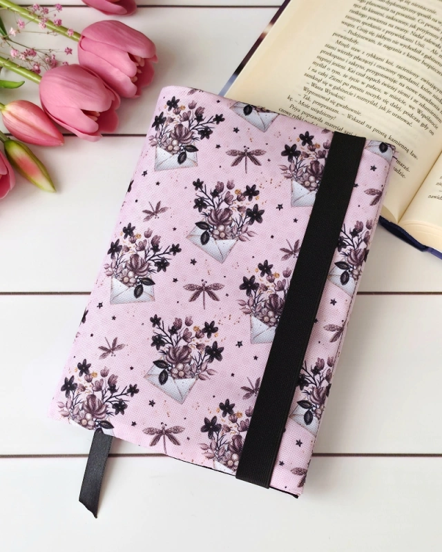 otulacz na książki a5 w kwiatowy wzór zamykany na gumkę i regulowany