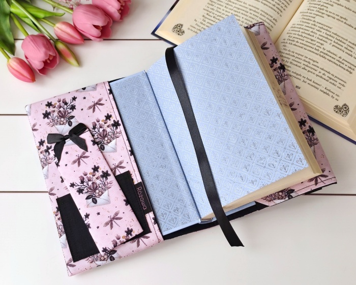 otulacz handmade na książki i planery z regulacją i kieszonką na zakładki do książek lub znaczniki wzór sekretny list