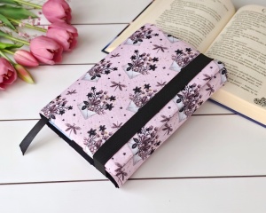 zamykany na gumkę otulacz na książki to doskonałe zabezpieczenie książki w podróży