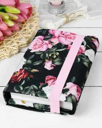 etui-na-duze-ksiazki-wzor-Magic-garden-dark-na-czarnym-tle-zalozone-na-ksiazke