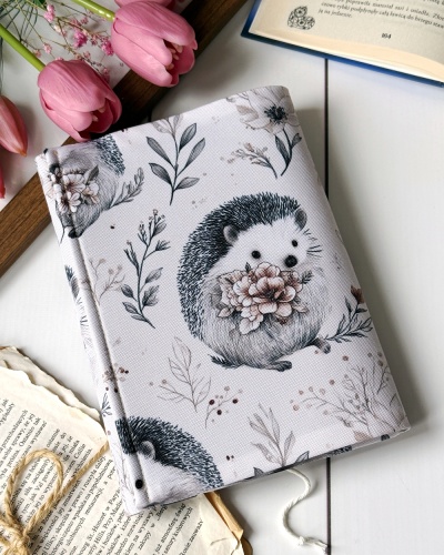 Przejdź do produktu Otulacz na książki w stylu boho - RYSOWANY JEŻ