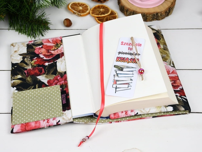 etui na książkę wzór piękne peonie na ciemnym  tle  założone na książkę, wnętrze