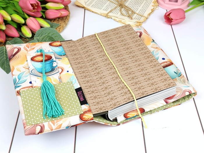 otulacz na książki we wzorze caffee łatte widok wnętrza etui