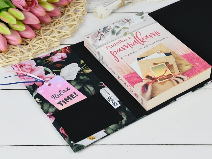 etui na książkę wzór Magic garden dark na czarnym tle założone na książkę, wnętrze