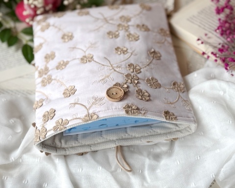 Book Sleeve OTULONA CISZĄ
