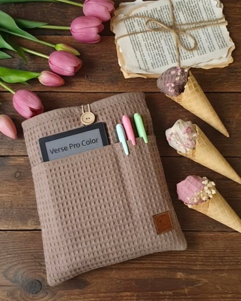 waflowe etui na ksiązki w kolorze czekoladowym