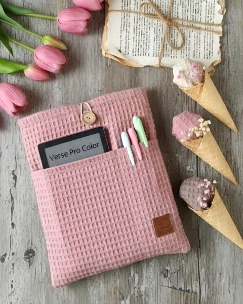 BOOK SLEEVE NA KSIĄŻKI LUB TABLET MALINOWA CHMURKA