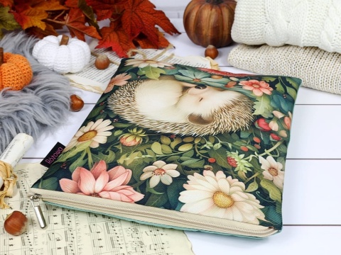 book sleeve śpiący jeżyk idealne na prezent dla miłośnika natury i jesieni, widok zamkniętego etui