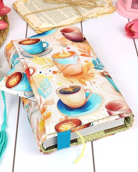 etui na książkę we wzorze caffee latte idealne dla miłośnika książek i kawy