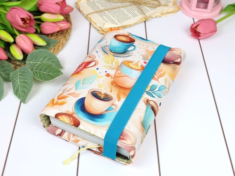 materiałowe etui na książki w filiżanki z kawą w pastelowych kolorach