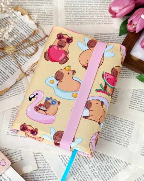 pokrowiec na książki handmade, z wzorem kapibar w wakacyjnym wydaniu, widok tyłu etui