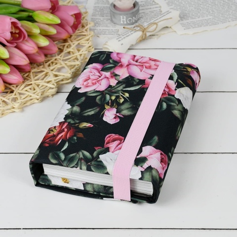 etui na książkę wzór Magic garden dark na czarnym tle założone na książkę, tył