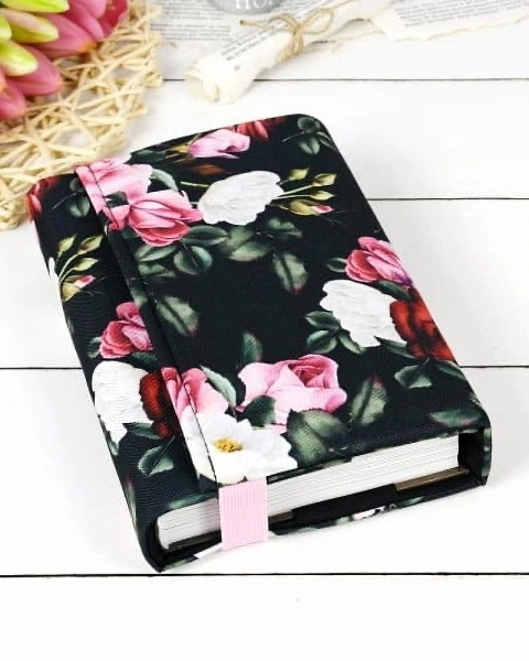 etui-na-ksiazke-wzor-Magic-garden-dark-na-czarnym-tle-zalozone-na-ksiazke,-przód
