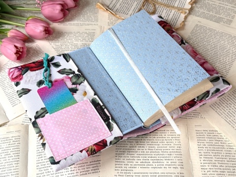 etui na książkę wzór Magic garden white na białym tle założone na książkę, wnętrze
