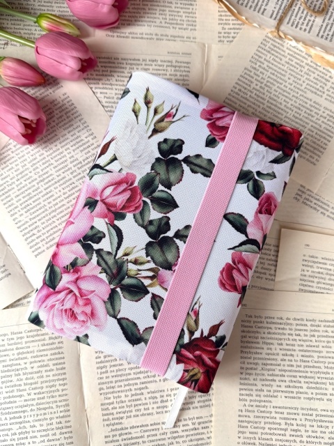 etui na książkę wzór Magic garden white na białym tle założone na książkę, tył