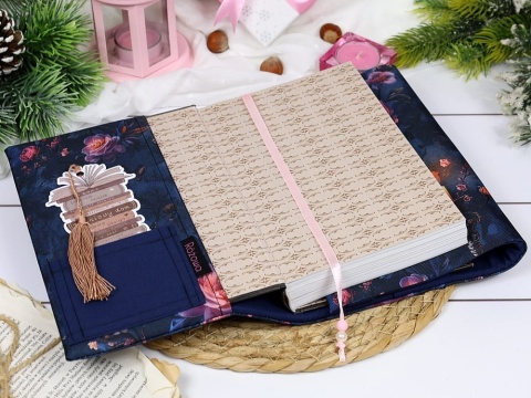 materiałowa okładka na książki handmade we wzorze w blasku świec, widok wnętrza etui