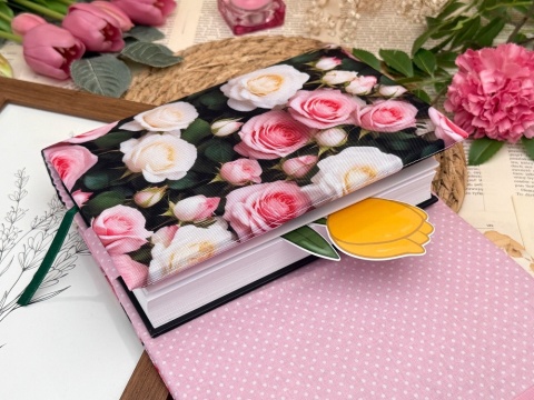 materiałowe etui na książkę wzór różany ogród, zamykane na mocną gumkę
