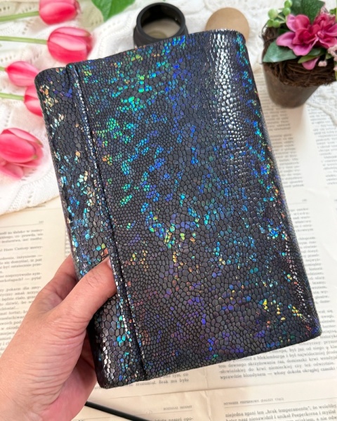 matarialowe etui na ksiazke shiny dark dla mola ksiazkowego