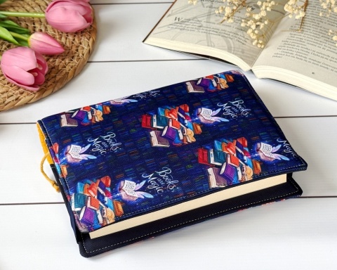 Okładka na książkę lub planer BOOKS ARE MAGIC