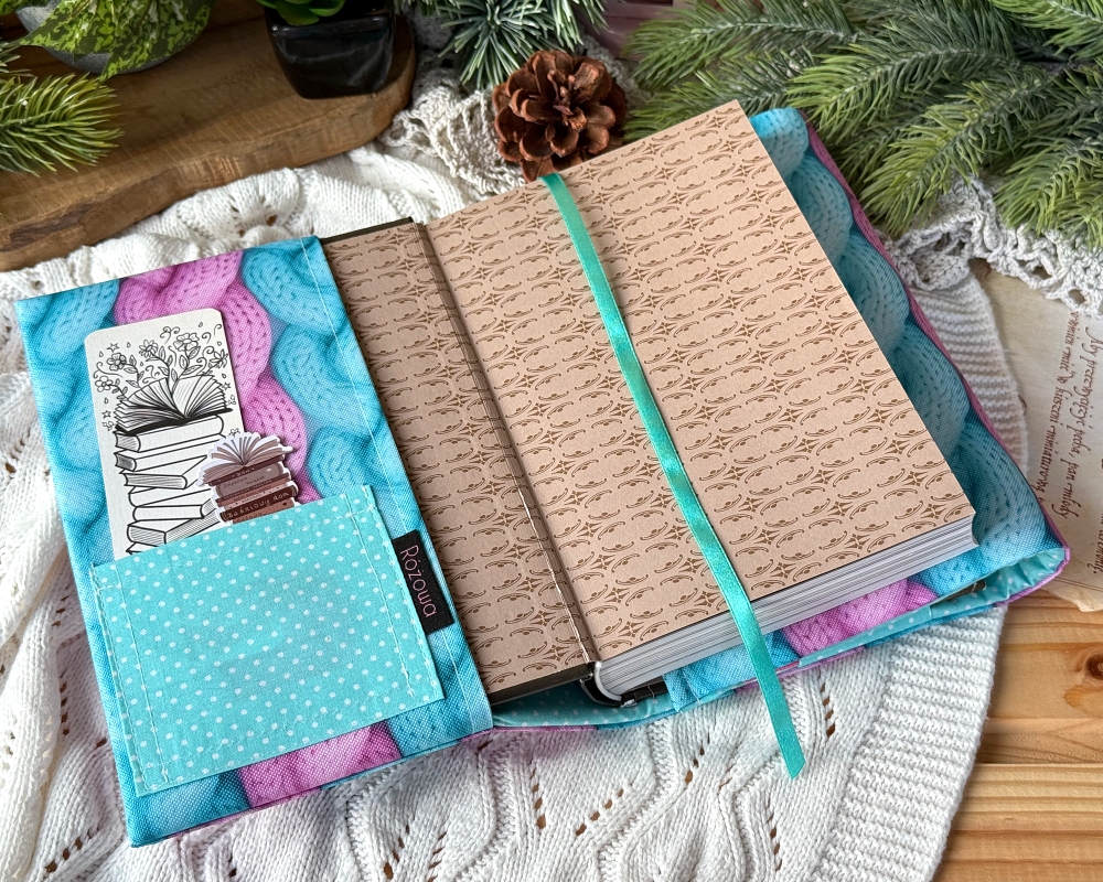otulacz na książki w pastelowych kolorach z motywem swetra, z wszytą kieszonką na zakładki