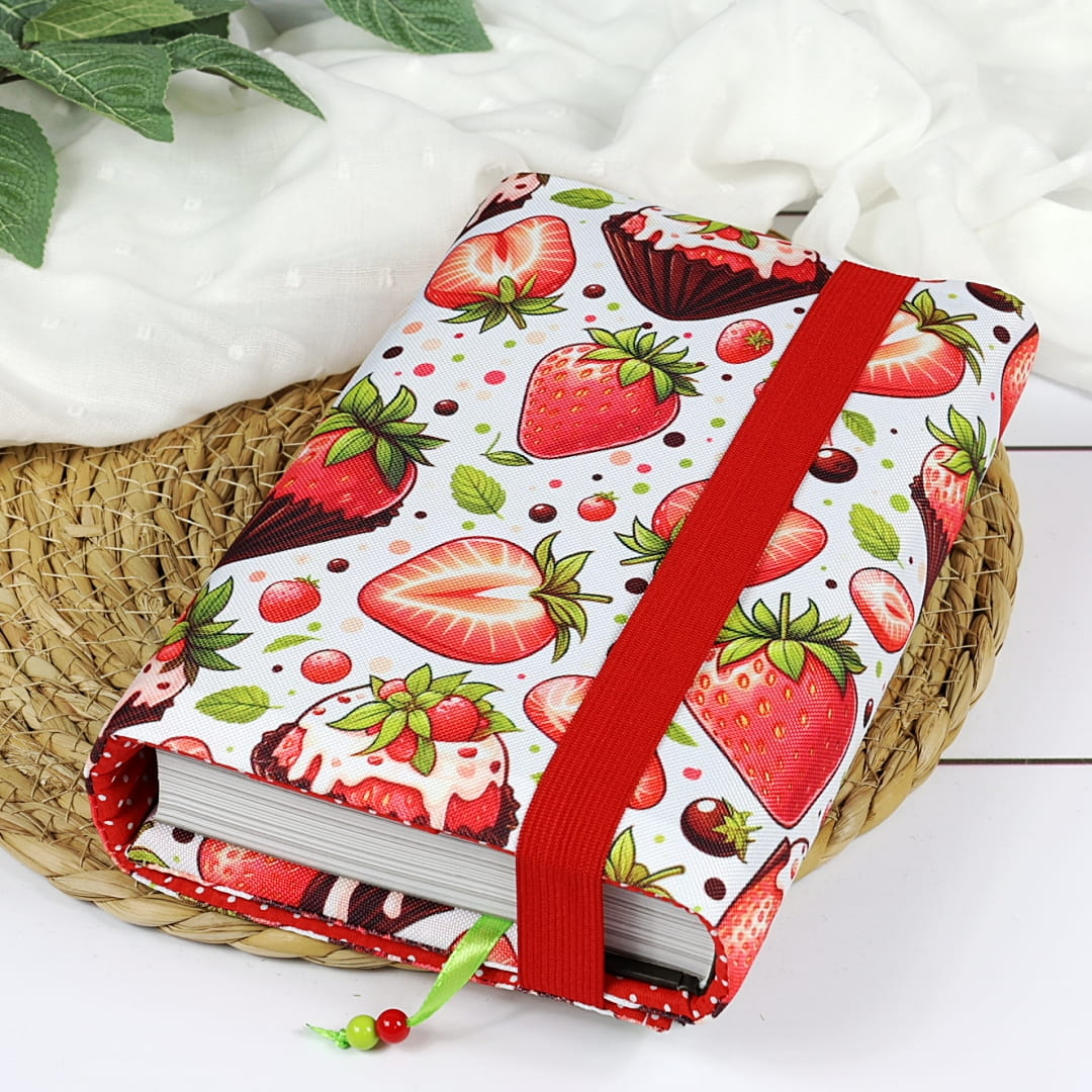 etui na książkę usztywniane we wzorze truskawkowe love, świetny gadżet książkowy do czytania w plenerze