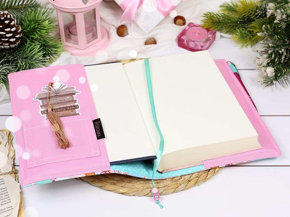 wnętrze etui na książki we wzorze sweet pink